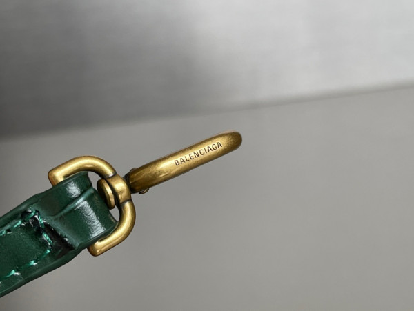 Ba*len*cia*ga hourglass