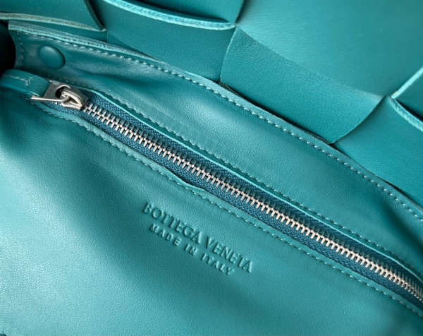 bo*te*ga Ve*ne*ta cassette