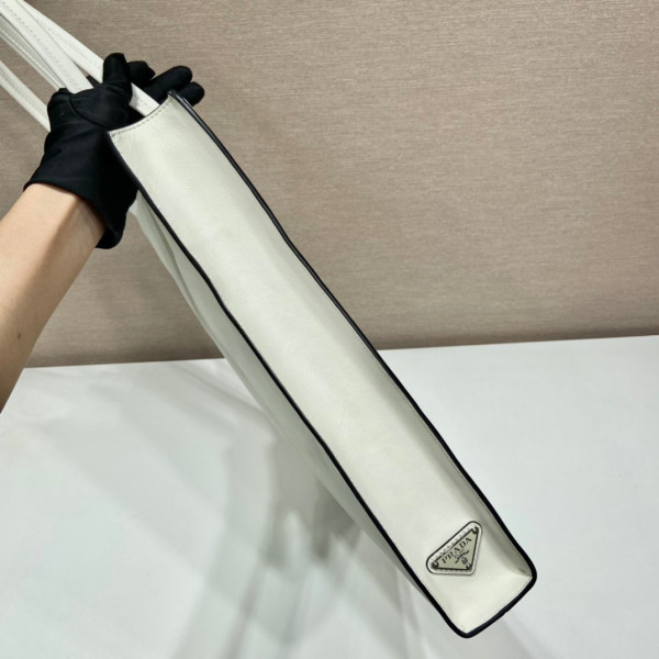 Pra*a leather tote bag