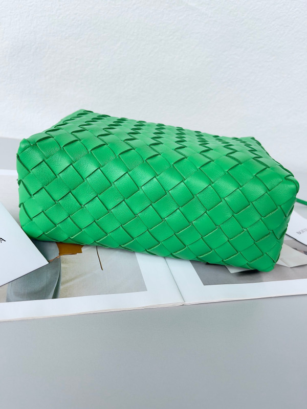 bo*te*ga Ve*ne*ta small loop camera bag