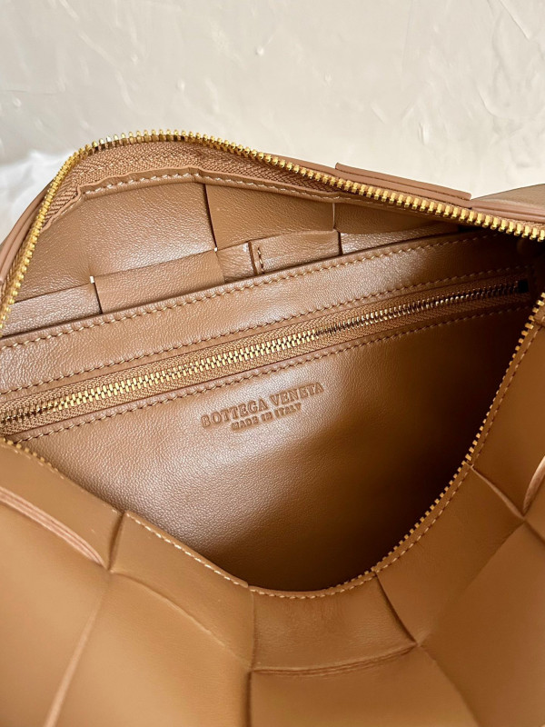 bo*te*ga Ve*ne*ta brick cassette