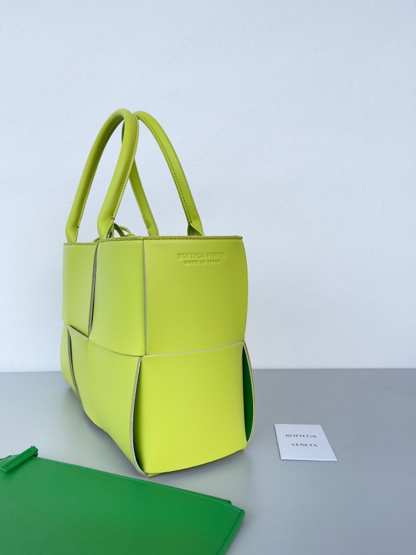 bo*te*ga Ve*ne*ta small arco tote bag