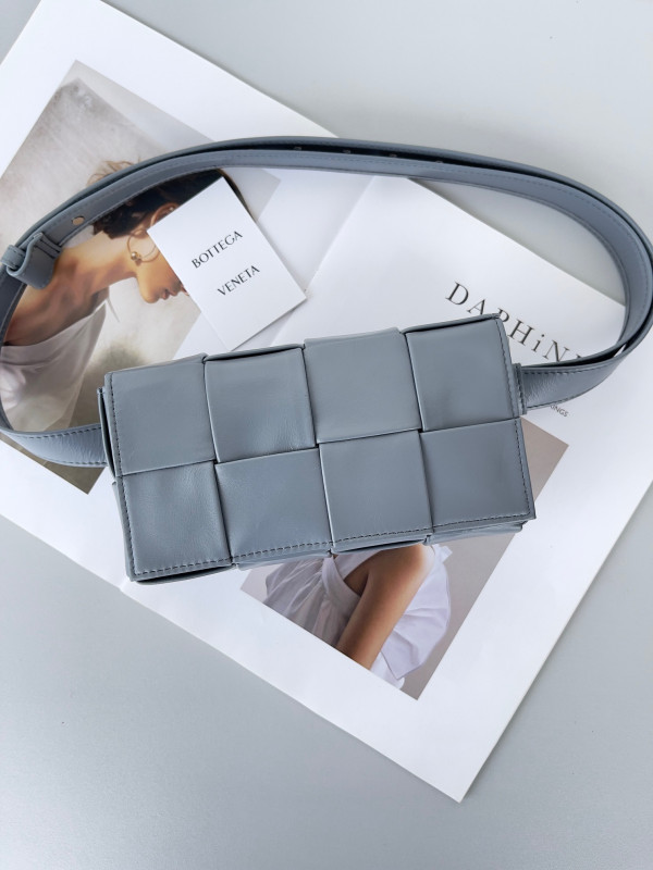 bo*te*ga Ve*ne*ta cassette belt bag