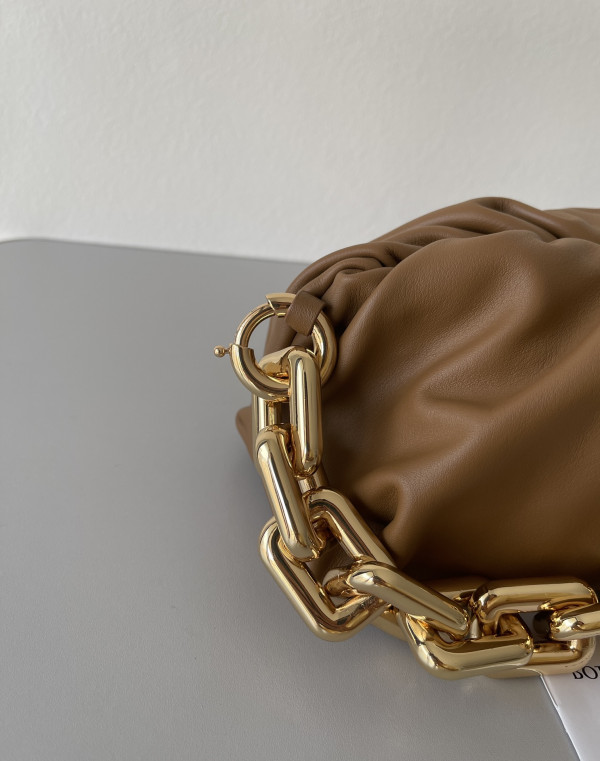 bo*te*ga Ve*ne*ta the chain pouch