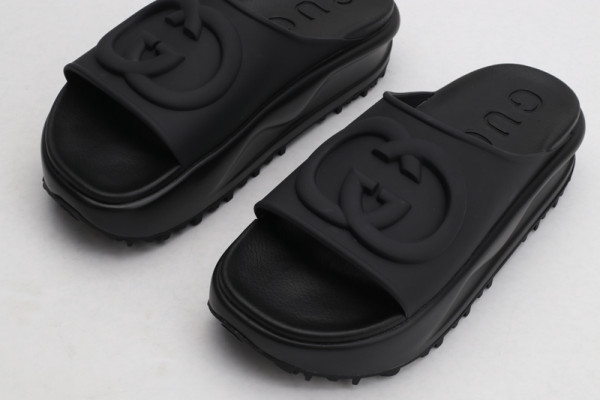 G*u*i slide with interlocking g