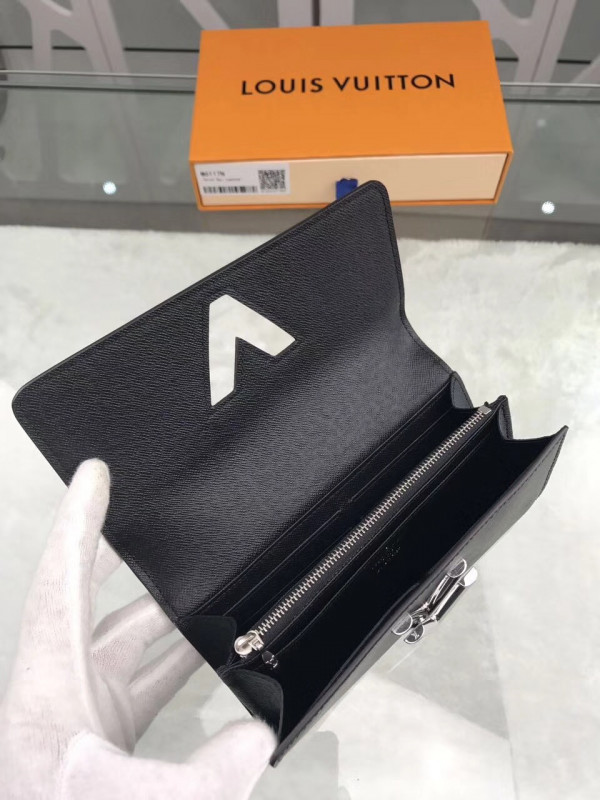 l0*is V*t0n twist wallet