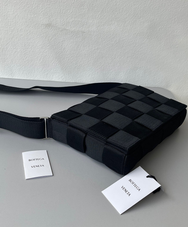 bo*te*ga Ve*ne*ta cassette webbing