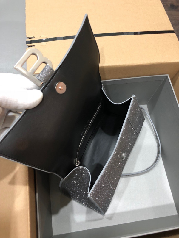 Ba*len*cia*ga hourglass