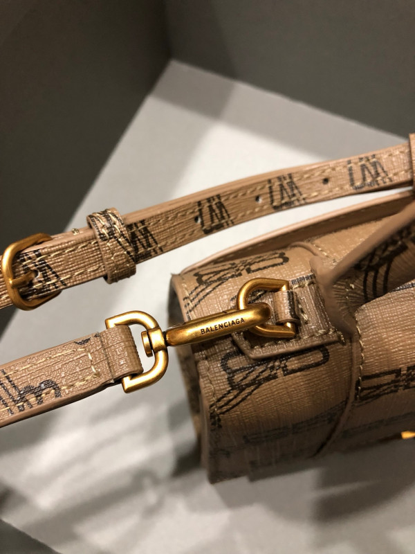 Ba*len*cia*ga hourglass