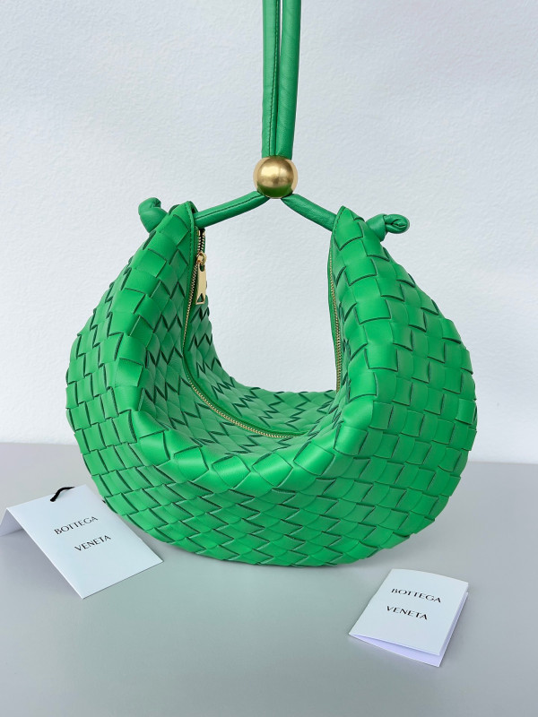 bo*te*ga Ve*ne*ta turn