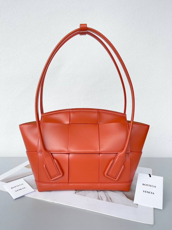 bo*te*ga Ve*ne*ta arco