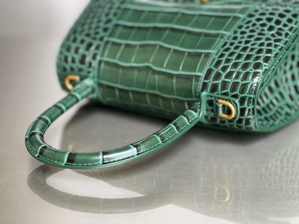 Ba*len*cia*ga hourglass