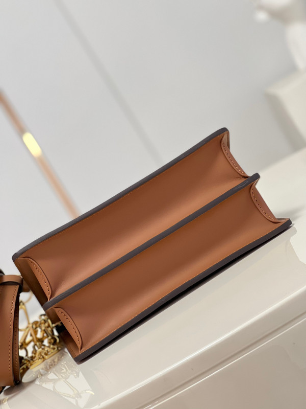 l0*is V*t0n dauphine mm