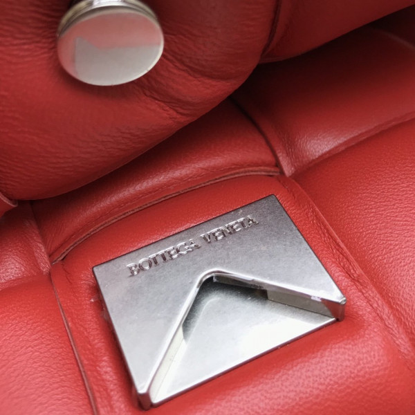 bo*te*ga Ve*ne*ta the chain cassette