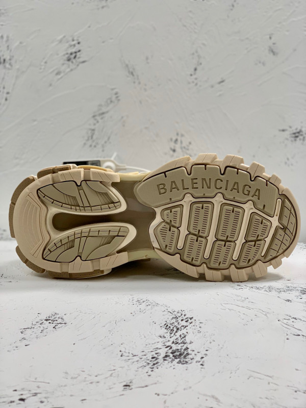 Ba*len*cia*ga track.2