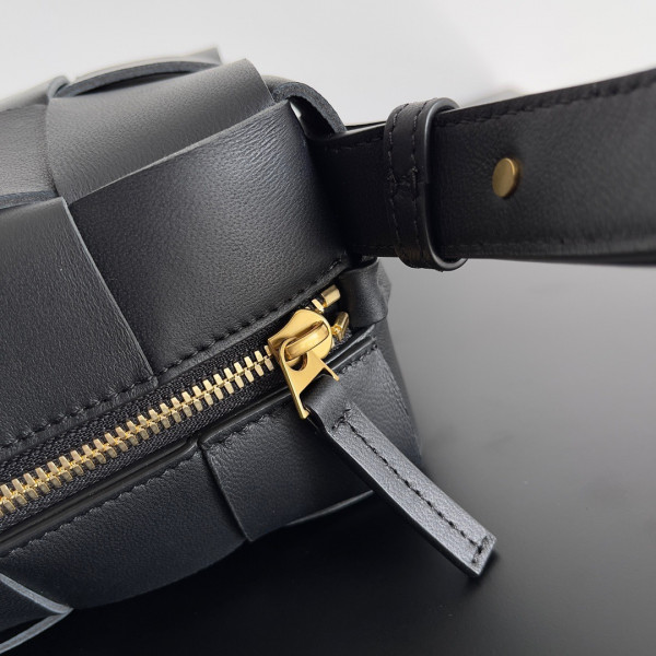 bo*te*ga Ve*ne*ta brick cassette