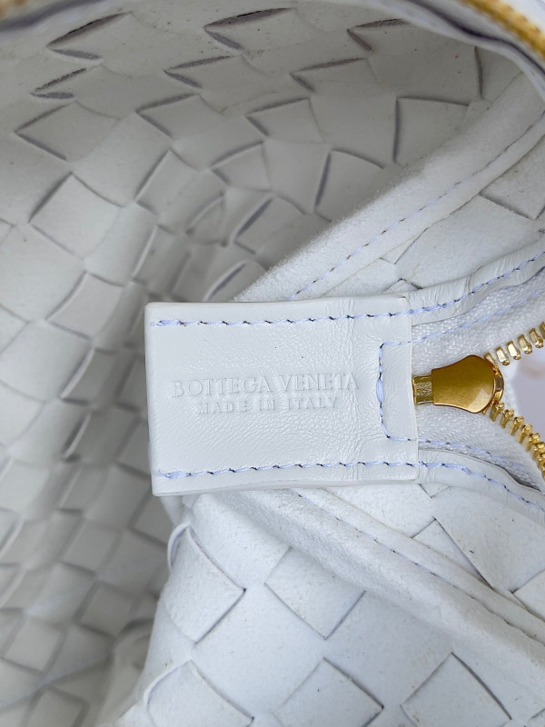 bo*te*ga Ve*ne*ta small loop camera bag