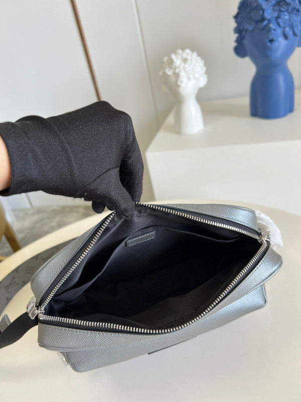 l0*is V*t0n outdoor messenger