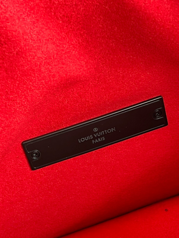 l0*is V*t0n dauphine mm