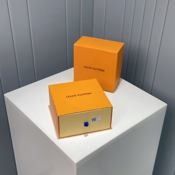 l0*is V*t0n bag charm