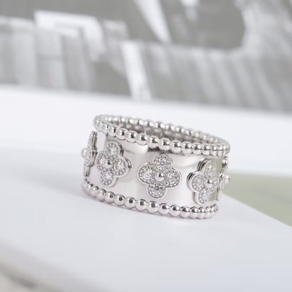 V*N CL*F & arpels perlée clovers ring