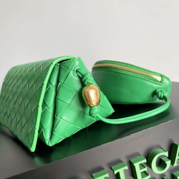 bo*te*ga Ve*ne*ta pouch on strap