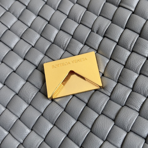 bo*te*ga Ve*ne*ta  small cobble shoulder bag