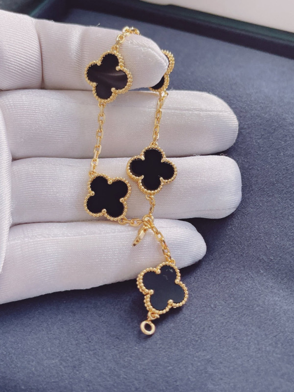 V*N CL*F & arpels perlée bracelet