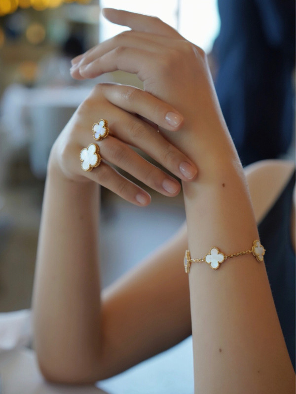 V*N CL*F & arpels perlée bracelet