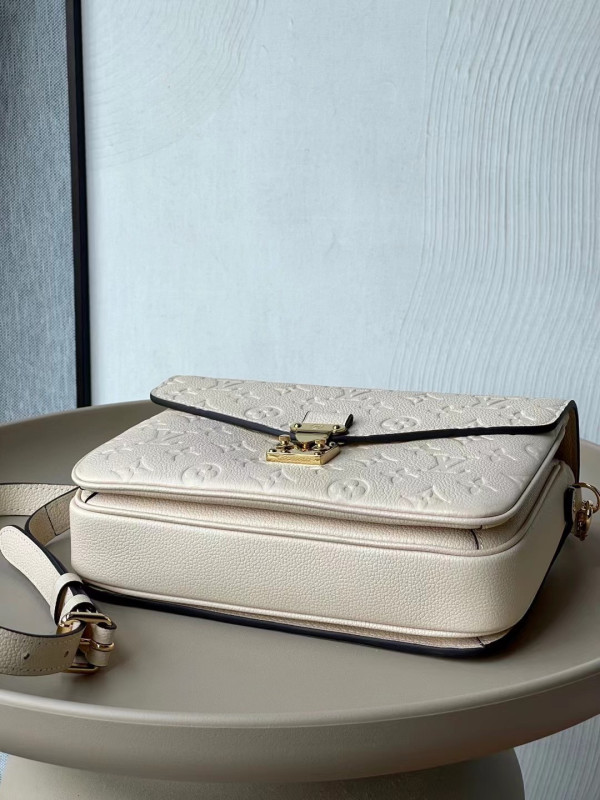 l0*is V*t0n pochette metis east west