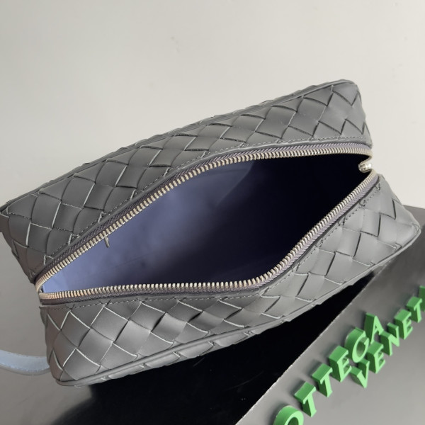 bo*te*ga Ve*ne*ta intrecciato leather wallet-on-strap