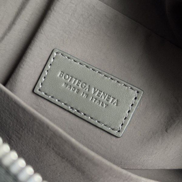 bo*te*ga Ve*ne*ta intrecciato leather wallet-on-strap