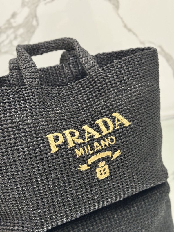 Pra*a crochet tote bag