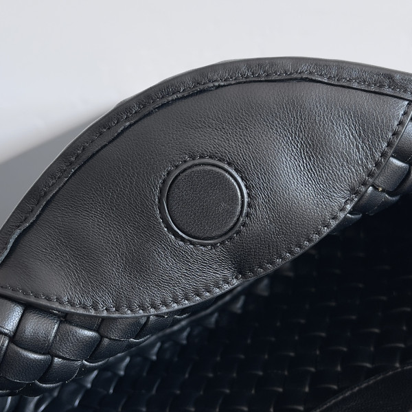 bo*te*ga Ve*ne*ta mini cobble top handle