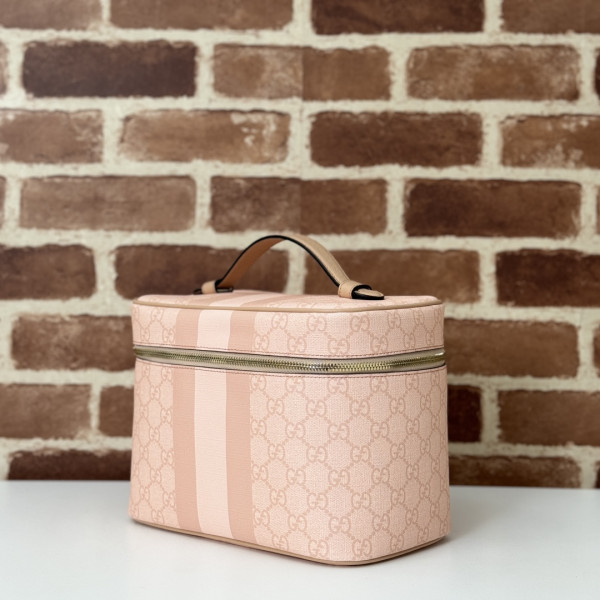 G*u*i porter medium travel bag