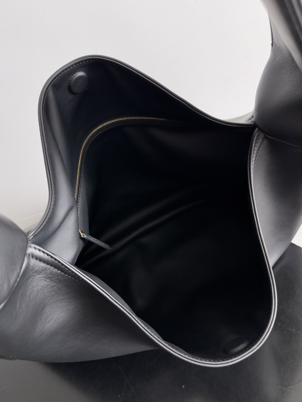 bo*te*ga Ve*ne*ta large hop