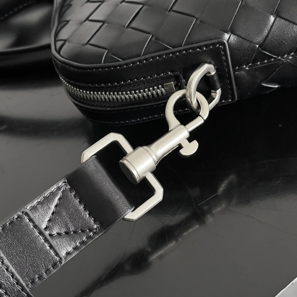 bo*te*ga Ve*ne*ta slim intrecciato briefcase