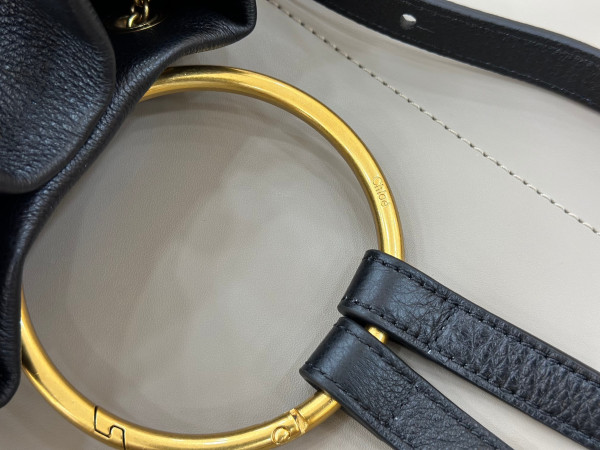 Chloe bracelet backpack in grained leather- 22*20*10.5cm