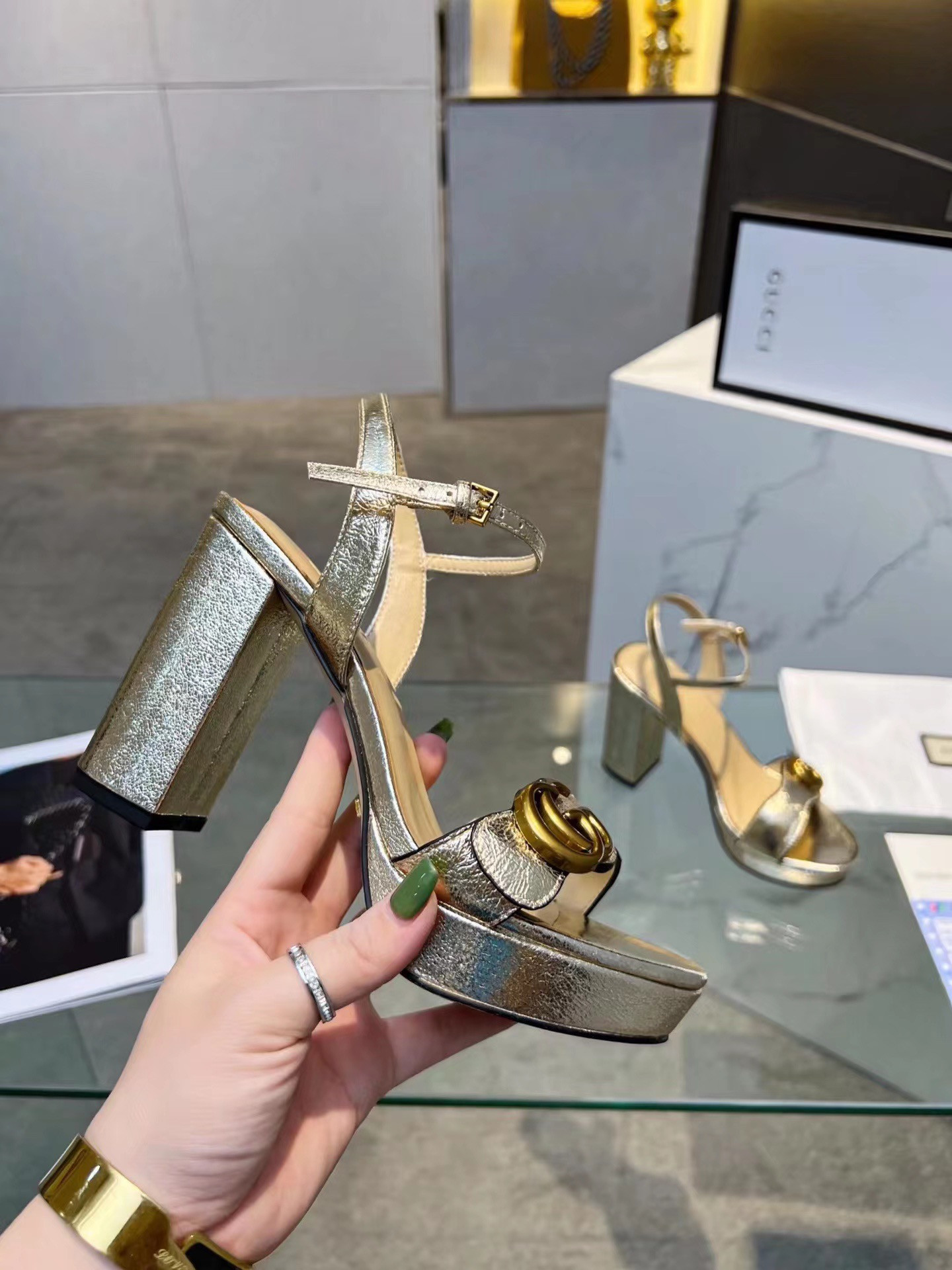 G*u*i leather sandal