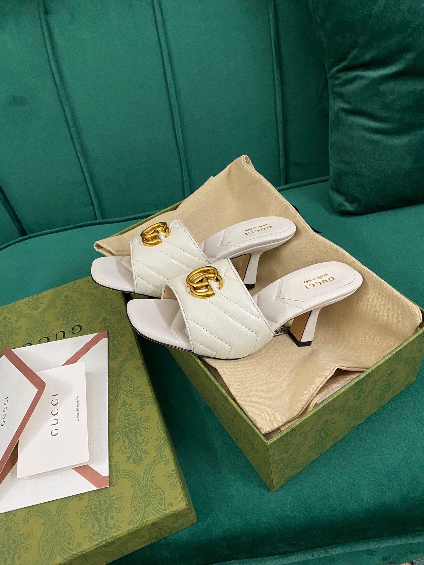 G*u*i double g slide sandal