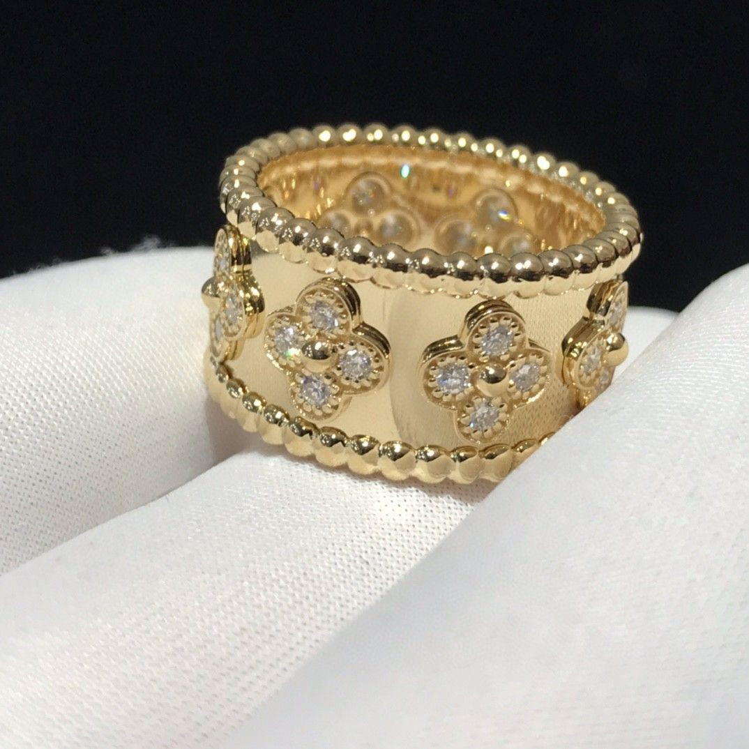 V*N CL*F & arpels perlée clovers ring