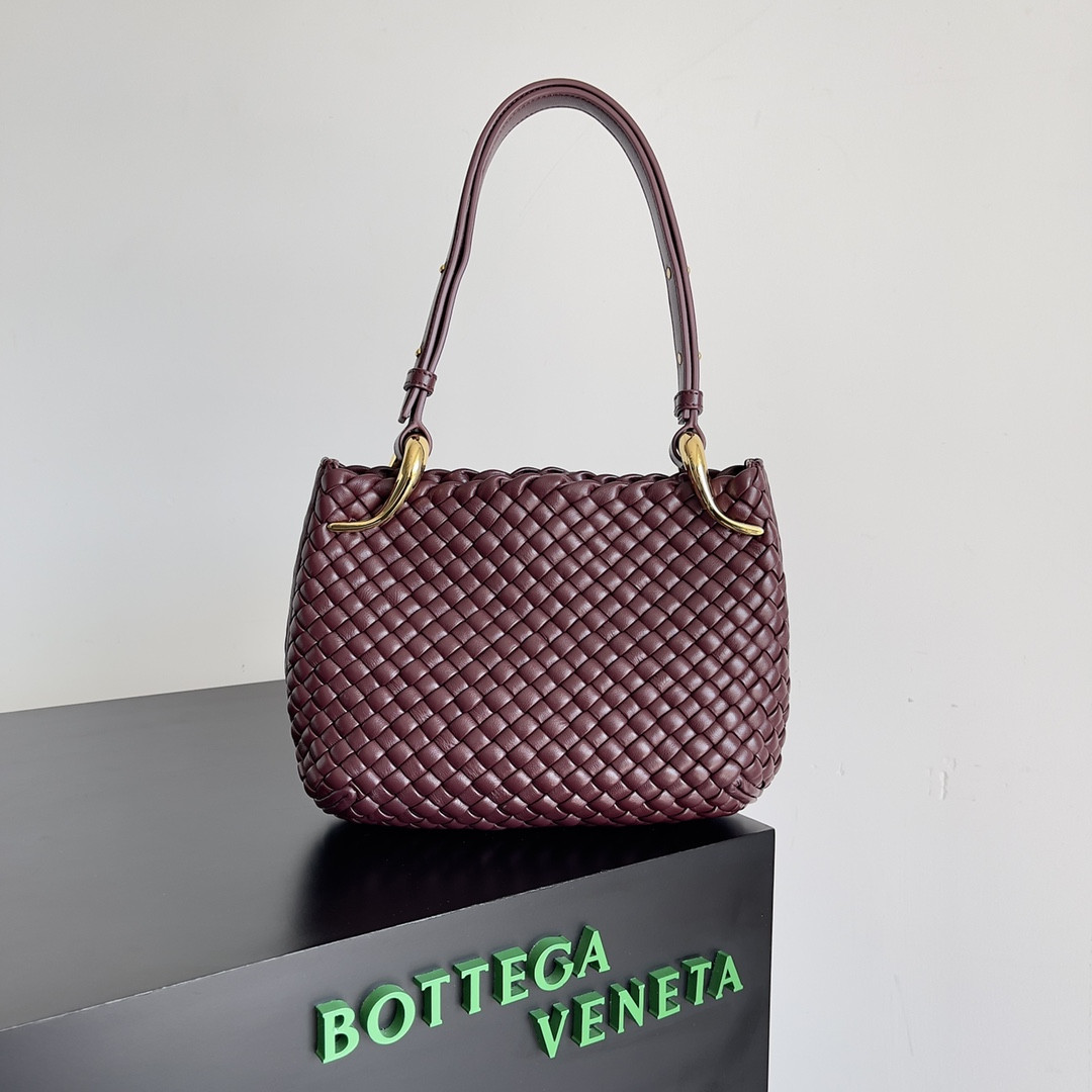 bo*te*ga Ve*ne*ta small clicker shoulder bag
