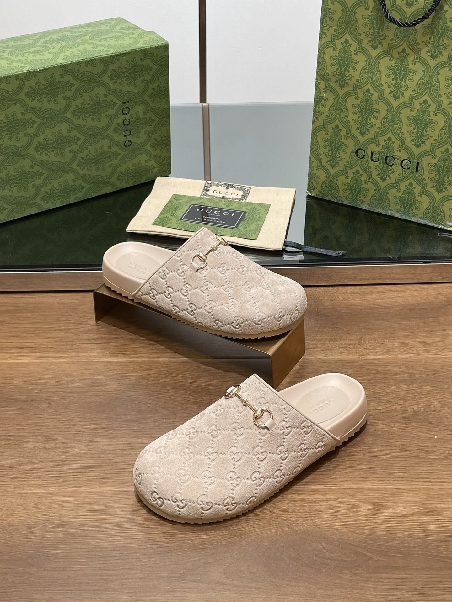 G*u*i horsebit slipper