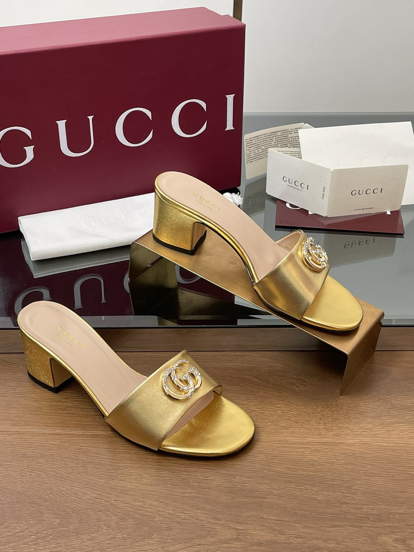 G*u*i women's slide sandal