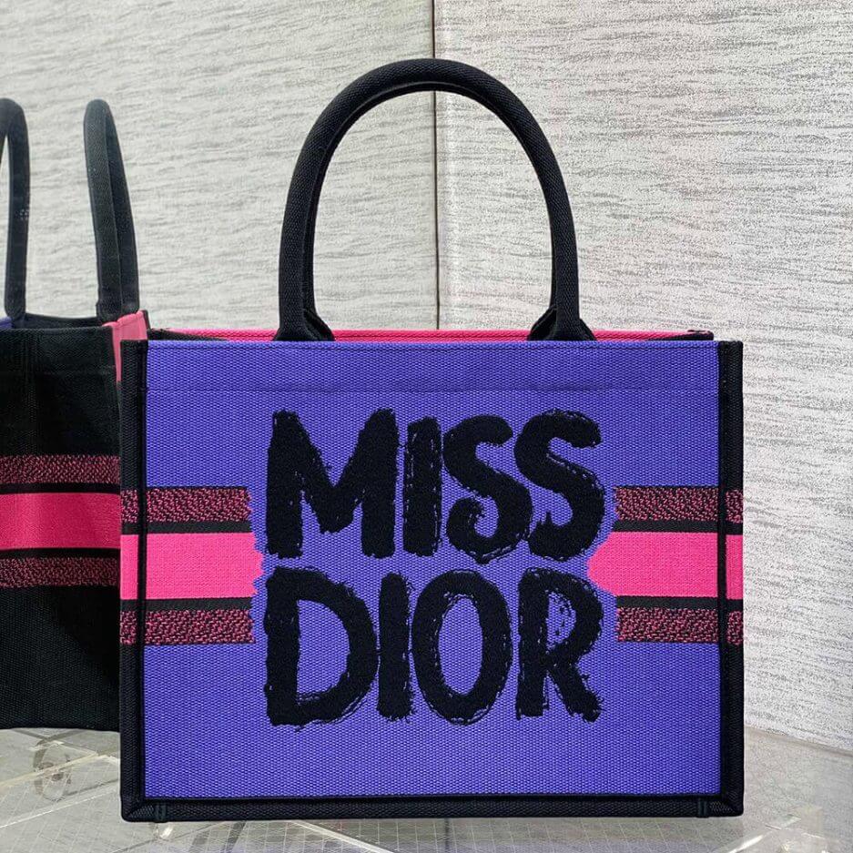 medium D*or book tote